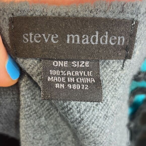 Steve Madden Oversized Scarf with large stripes with fringe - Picture 4 of 4